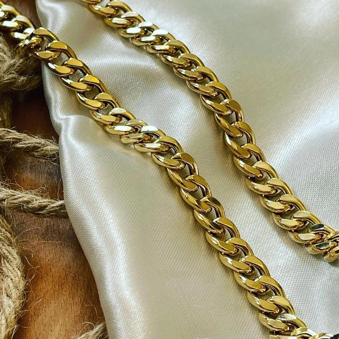 دستبند کارتیه روی دست – نمای از بالا – یلدا بازار