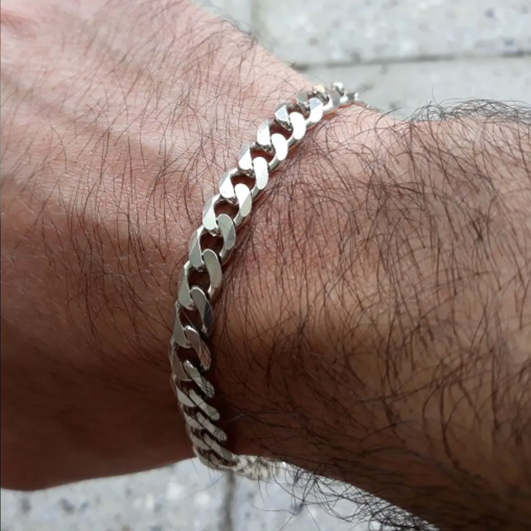 دستبند کارتیه استیل اسپرت – نمای ایستاده – یلدا بازار