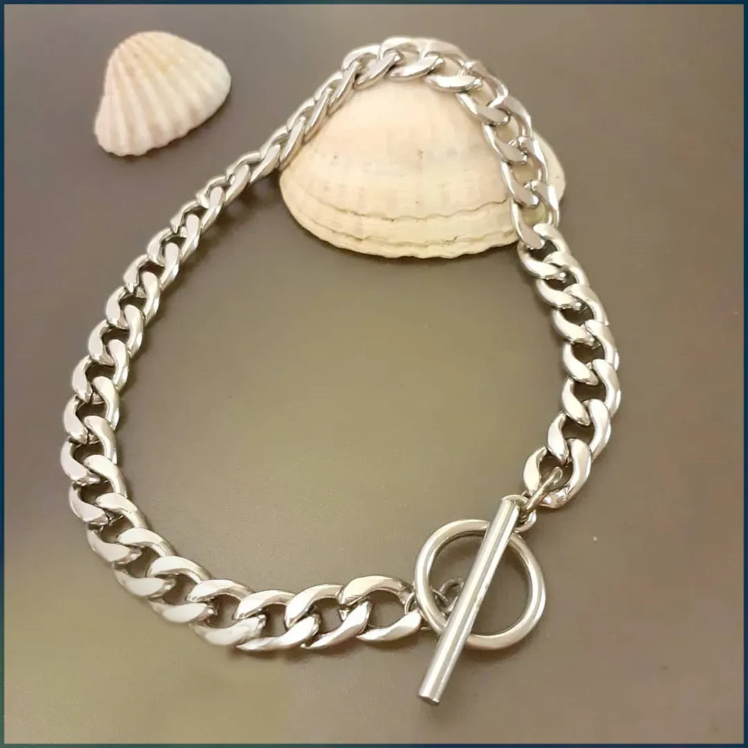 نمای نزدیک دستبند استیل کارتیه با قفل T – جزئیات کیفیت – یلدا بازار