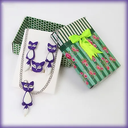 قرارگیری نیم ست FOX روی گردن – یلدا بازار نیم ست دخترانه مدل FOX – نمایش روی گردن – یلدا بازار