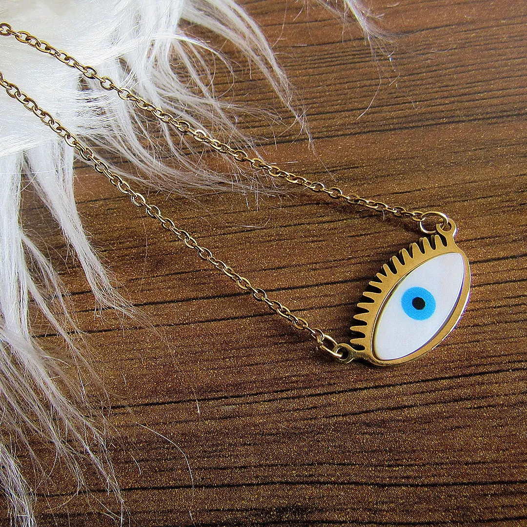 گردنبند چشم نظر آبی – یلدا بازار آویز چشم نظر روی پسزمینه تیره – یلدا بازار