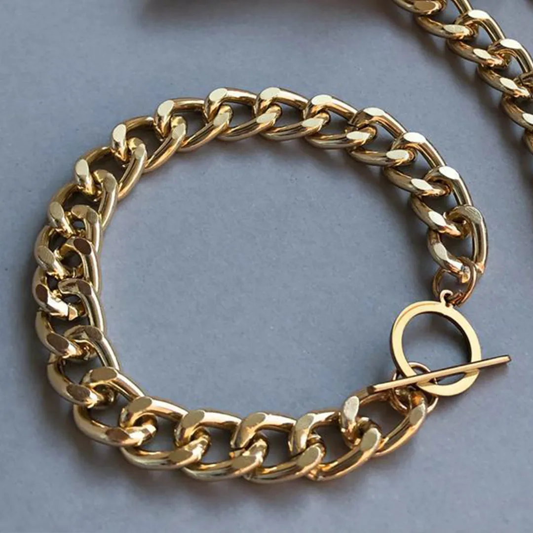 دستبند کارتیه استیل اسپرت – نمای دستبند روی میز – یلدا بازار